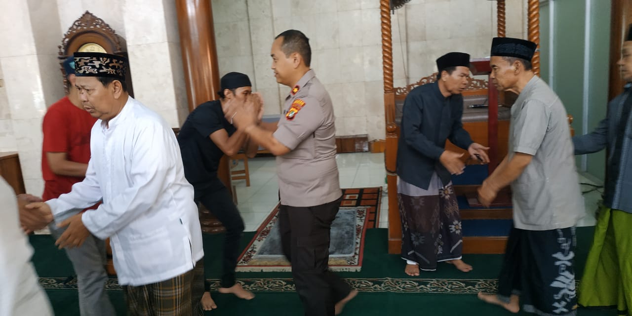 Sholat Berjamaah Salah Satu Cara Pantau Kamtibmas Oleh Kapolsek Cipondoh