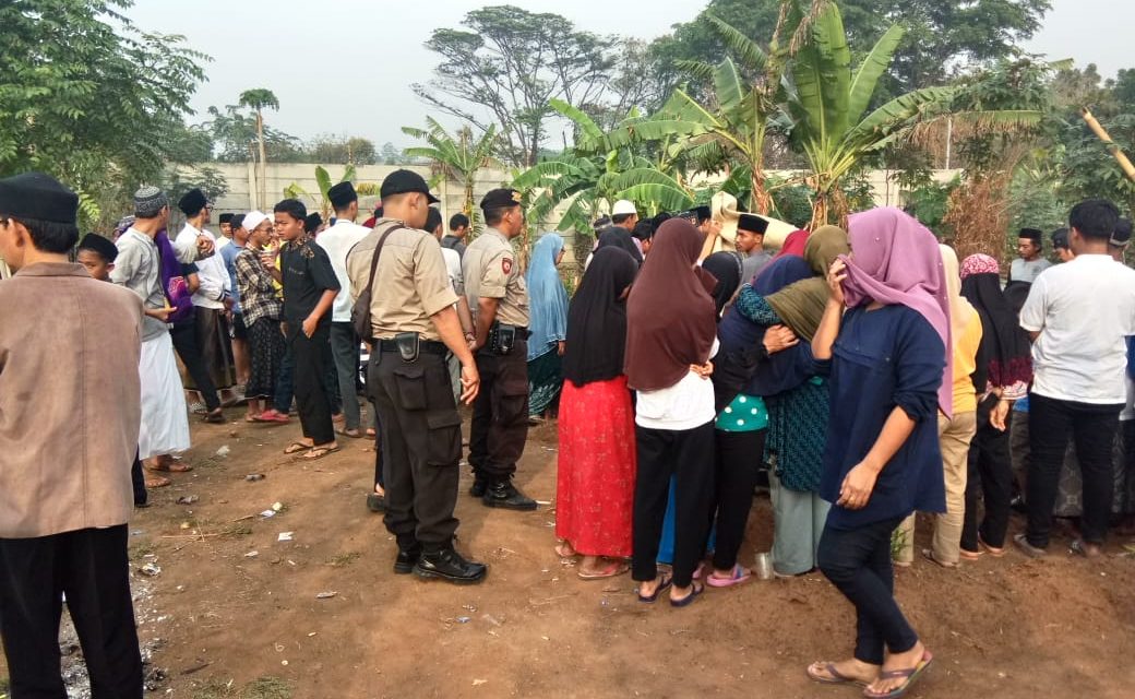 Jajaran Polsek Jatiuwung Ikuti Prosesi Pemakaman Alm. ENDI BERLIANSYAH di TPU Kp. Keroncong