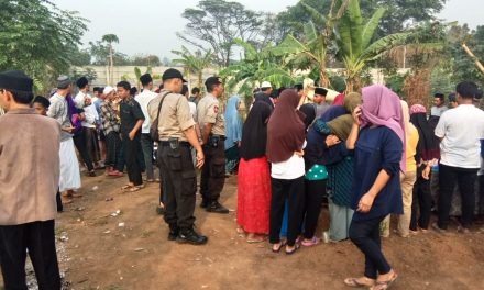 Jajaran Polsek Jatiuwung Ikuti Prosesi Pemakaman Alm. ENDI BERLIANSYAH di TPU Kp. Keroncong