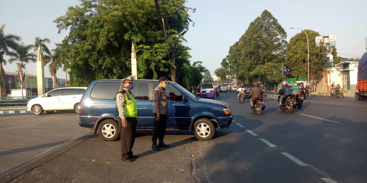 Gatur lalin Pagi hari,  Kanit Lantas polsek batu ceper IPTU Tasdik. SH bersama anggotanya melaksanakan tugas pengaturan arus lalu lintas