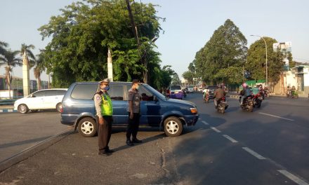 Gatur lalin Pagi hari,  Kanit Lantas polsek batu ceper IPTU Tasdik. SH bersama anggotanya melaksanakan tugas pengaturan arus lalu lintas