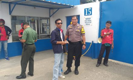 Bripka Komarudin Ingatkan Peserta Aksi Untuk Tetap Menjaga Ketertiban Umum