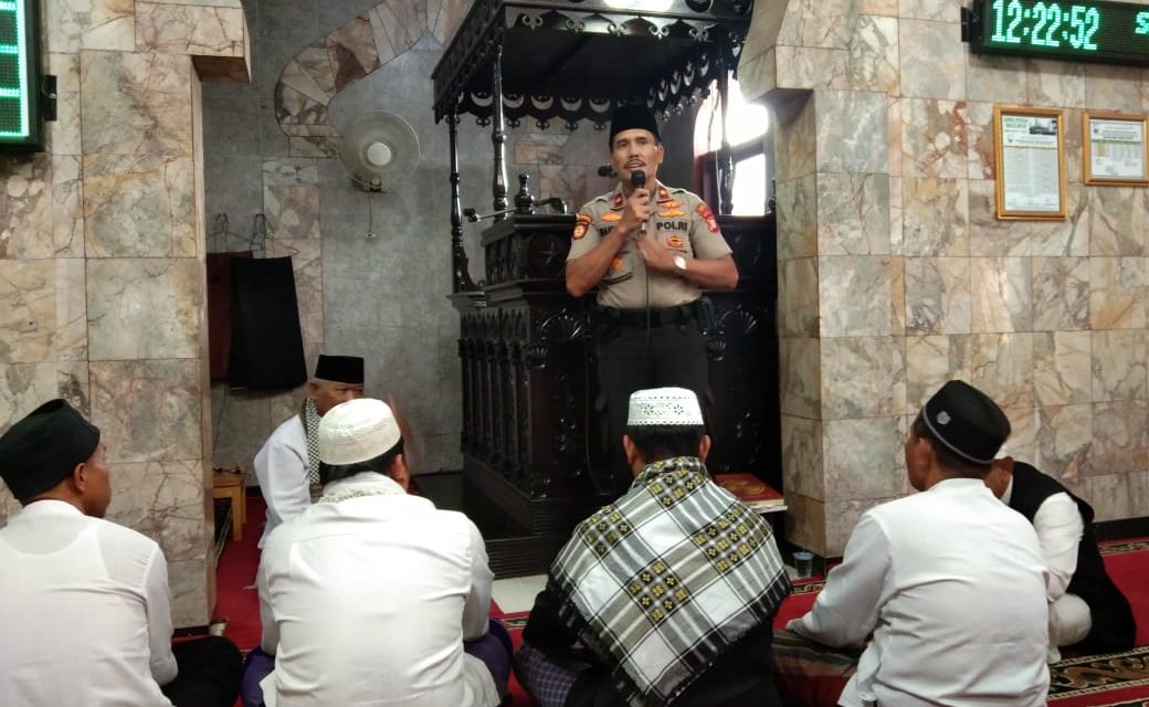 Kapolsek Batu Ceper beserta jajaran Personil POLRI melaksanakan Sholat Jumat berjamaah bersama warga di Masjid Jami Darusalam