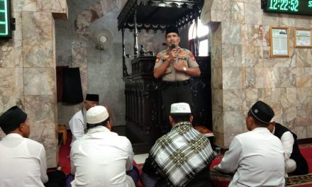 Kapolsek Batu Ceper beserta jajaran Personil POLRI melaksanakan Sholat Jumat berjamaah bersama warga di Masjid Jami Darusalam