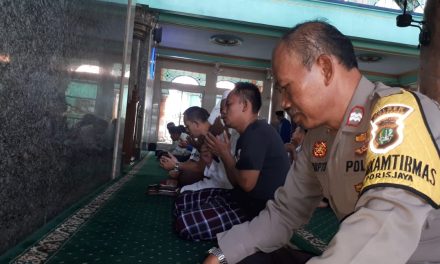 AIPTU SUCIPTO LAKUKAN KEGIATAN CINTA MASJID, BHABINKAMTIBMAS POLSEK BATU CEPER MELAKSANAKAN SHOLAT JUMAT BERJAMAAH BERSAMA WARGA DI MASJID  AL FUSTHO