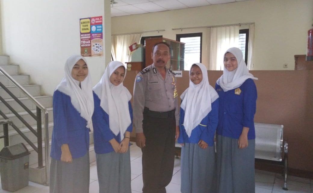 Bersinergi Dengan Pihak Sekolah, Bhabinkamtibmas Polsek Cipondoh Ciptakan Situasi Aman