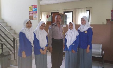 Bersinergi Dengan Pihak Sekolah, Bhabinkamtibmas Polsek Cipondoh Ciptakan Situasi Aman