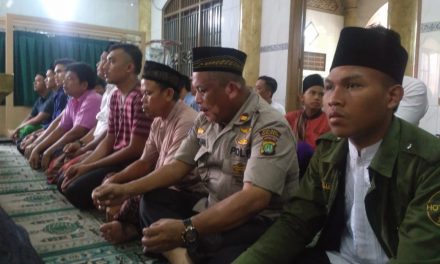 Polisi Cinta Masjid, Kanit Binmas Polsek Neglasari Shalat Jum’at Bersama Warga