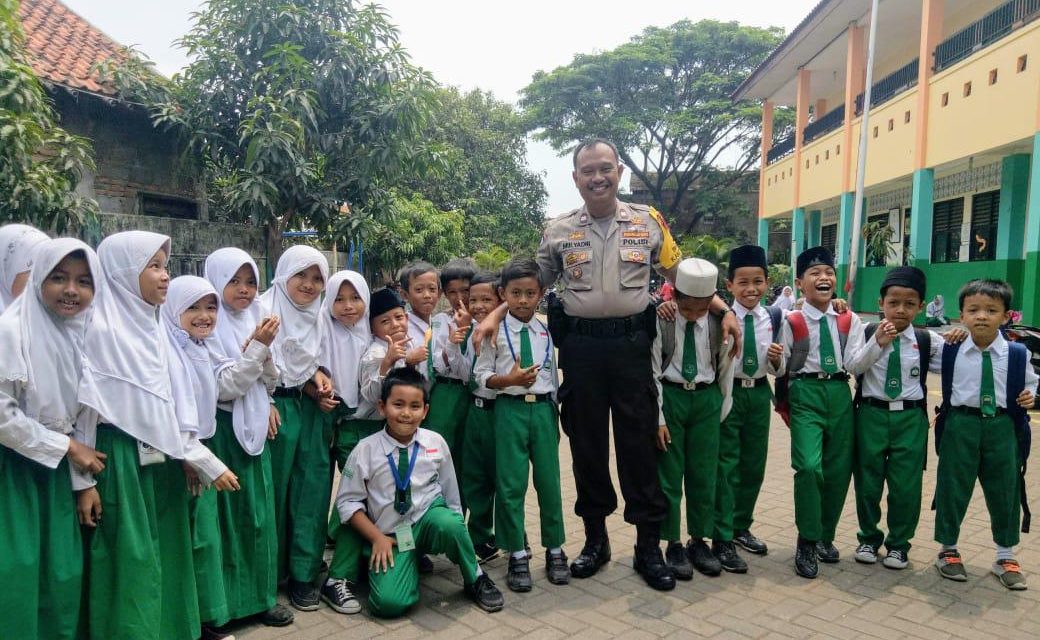 Laksanakan Program Polkiss Bhabinkamtibmas Panunggangan Kunjungi Sekolah MI Al Mubarok