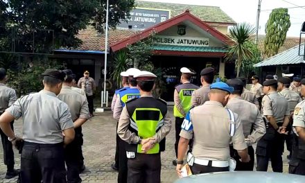 Kapolsek Jatiuwung Ingatkan Anggotanya Jangan Coba-Coba Bermain Dengan Narkoba Saat Pimpin Apel Pagi