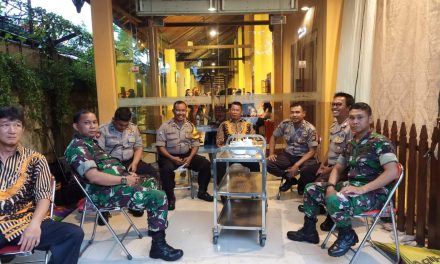 Kepolisian Polsek Cipondoh Beserta TNI Laksanakan Pengamanan Natal GBI Betlehem Grand Poris di Narita Hotel.