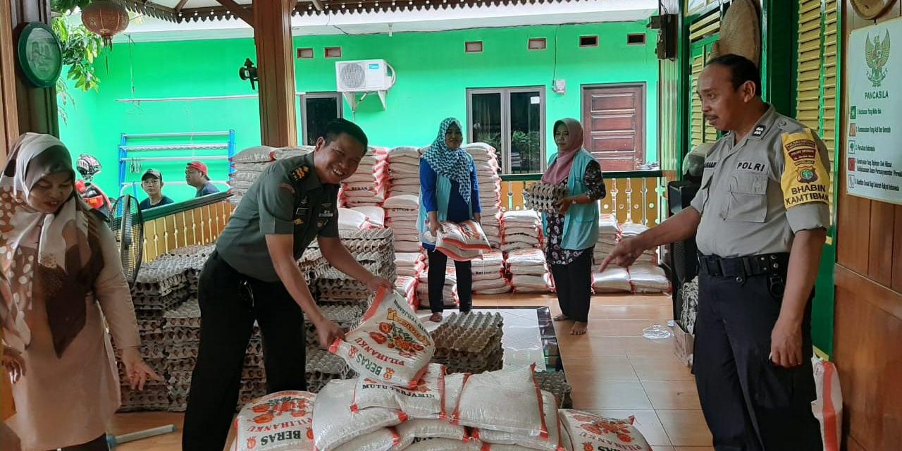 Bhabinkamtibmas Kunciran Indah Bersama 3 Pilar Laksanakan Pembagian BPNT Untuk Warga dari Dinsos Kota Tangerang.