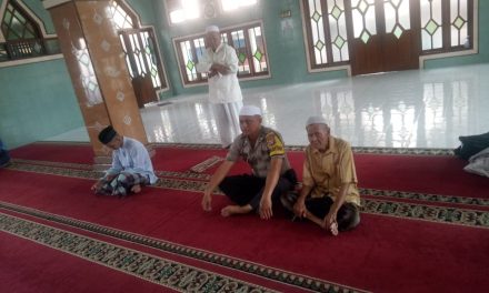 Untuk Penyegaran Rohani Aiptu TriYuli Melaksanakan Sholat Dzuhur Berjamaah Di Mesjid Nurul Jannah Kel. Nambo Jaya Karawaci Tangerang