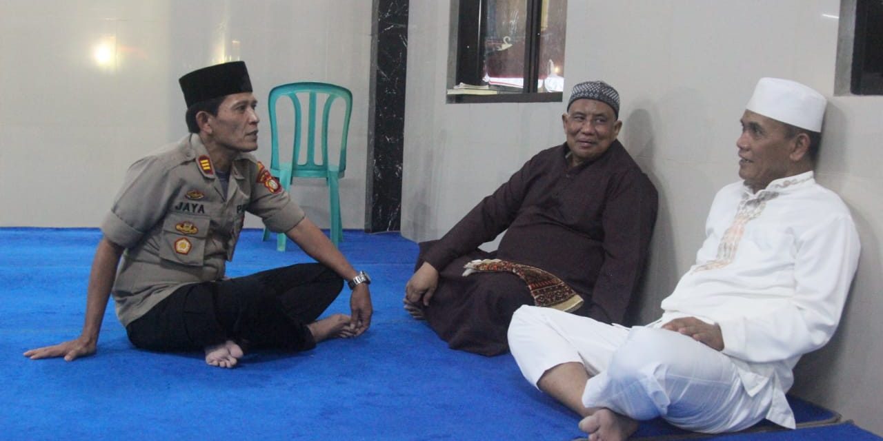 Demi Menyejukkan Hati Wakapolsek Karawaci AKP Nur Jaya SH Sholat Azhar Berjamaah Di Mesjid Al Kautsar