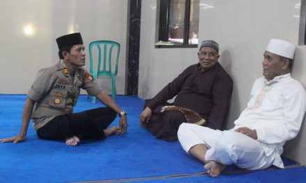 Demi Menyejukkan Hati Wakapolsek Karawaci AKP Nur Jaya SH Sholat Azhar Berjamaah Di Mesjid Al Kautsar