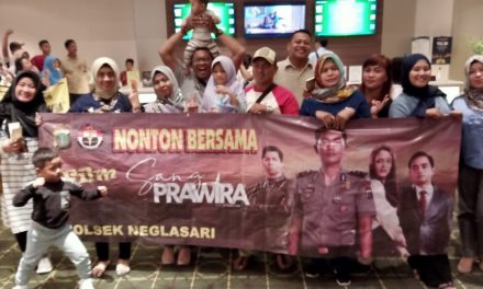 Polsek Neglasari Gelar Nobar Film Sang Prawira