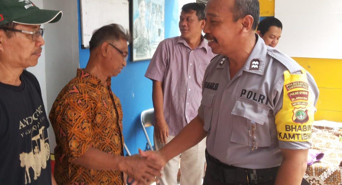 Bhabinkamtibmas Kunciran Laksanakan Tugas Pokok Sambangi Tomas H. Dadang di RW 04