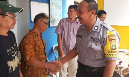 Bhabinkamtibmas Kunciran Laksanakan Tugas Pokok Sambangi Tomas H. Dadang di RW 04