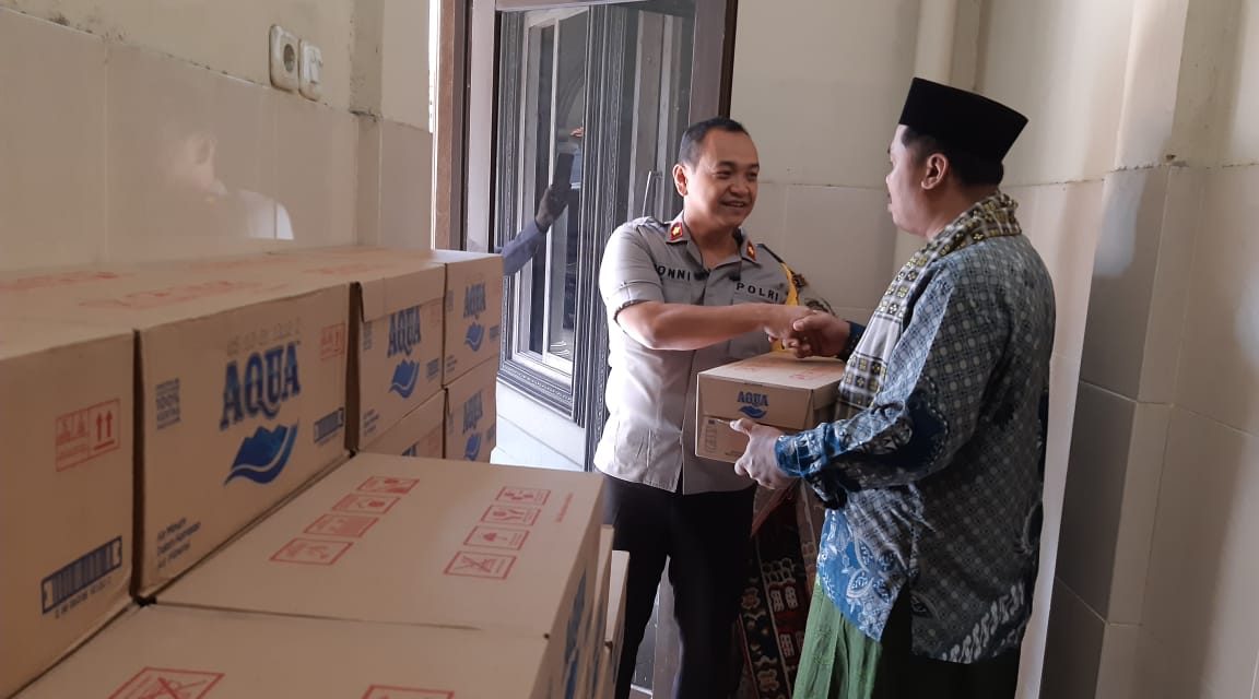 Kapolsek Cipondoh Berikan Bantuan Air Minum AQUA dari Kapolres Metro Tangerang Kota kepada Masjid Jami Baiturahim