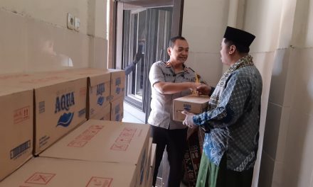 Kapolsek Cipondoh Berikan Bantuan Air Minum AQUA dari Kapolres Metro Tangerang Kota kepada Masjid Jami Baiturahim