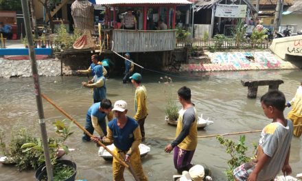 Polsek Batu Ceper dan Unsur Muspika yang di pimpin Camat Batu Ceper telah melaksanakan kegiatan Gotong royong dalam rangka pembersihan sepanjang Bantaran kali JL.H.Kilin