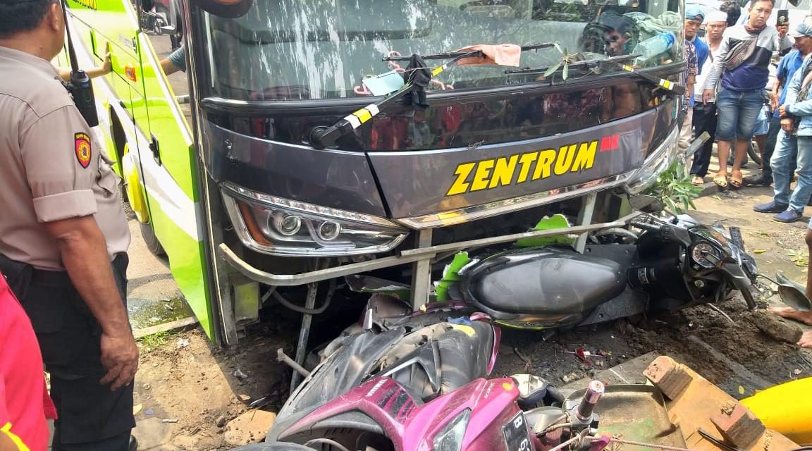 Diduga Lepas Rem Mobil Bus Yang Terparkir Menabrak 3 Unit Motor Hingga Rusak Parah di Poris Plawad Cipondoh