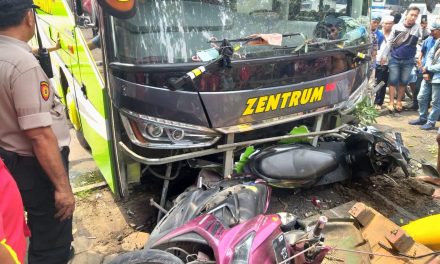 Diduga Lepas Rem Mobil Bus Yang Terparkir Menabrak 3 Unit Motor Hingga Rusak Parah di Poris Plawad Cipondoh