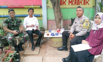 POLISI bernama AIPTU K.HANDOKO bersama unsur terkait 3 Pilar berkomunikasi tingkatkan jalinan silahturahmi terhadap Ibu-Ibu Kader PKK