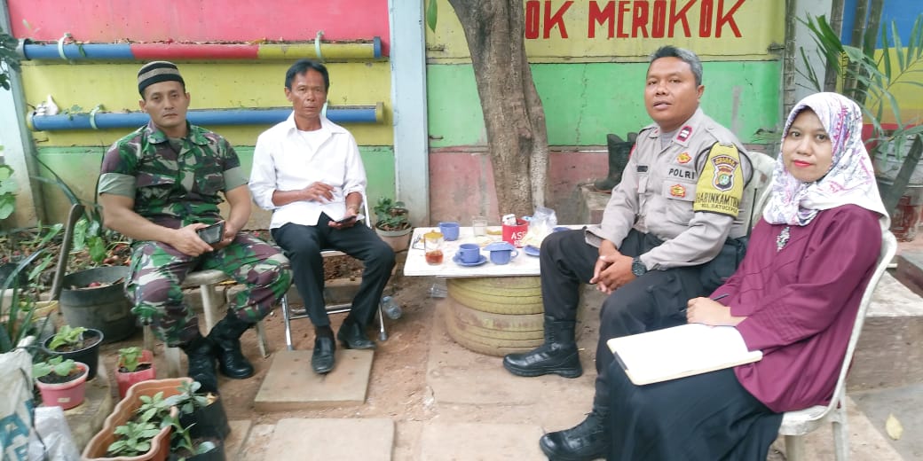 POLISI bernama AIPTU K.HANDOKO bersama unsur terkait 3 Pilar berkomunikasi tingkatkan jalinan silahturahmi terhadap Ibu-Ibu Kader PKK