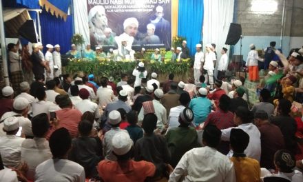 Sang Kyai Berceramah Jemaah majelis mendengarkan dengan khusus di moment khusus Peringatan Maulid Nabi Besar Muhammad SAW, Pihak kepolisian dari Polsek Batu Ceper yang di pimpin oleh AKP Hendi Suharyadi turut hadir dan penuhi undangan pihak Panitia penyelengara