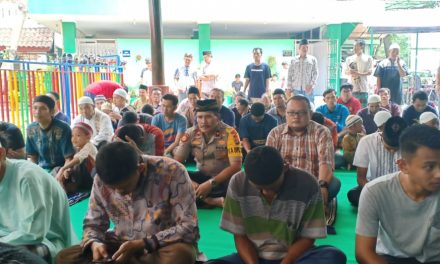 Kapolsek Batu Ceper Sholat Jumat berjamaah bersama warga di Masjid Jami AL Wustho