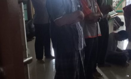 Kapolsek Batu Ceper KOMPOL WAHYUDI.SH beserta jajarannya Sholat Jumat berjamaah bersama warga di Masjid Jami Istiqomah