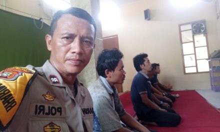 Bhabinkamtibmas AIPTU MARSIN Laksanakan Kegiatan Ibadahnya yaitu sholat Dzuhur berjamaah bersama warga