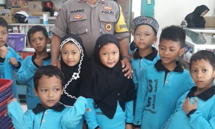 AIPTU SUHARNO berjumpa dengan adik-adik santri Podok pesantren Assidiqiyah 2 Batu Ceper