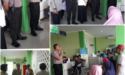 KASAT BIMAS POLRES METRO TANGERANG KOTA AKBP LENDY AGUSTINUS ST,SH,MH,MM.DI DAMPNGI WAKA POLSEK CILEDUG AKP.H.ABD.GANI SH,MEMBERI PENYULUHAN WARGA SUDIMARA BARAT.