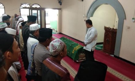 Wakapolsek Batu Ceper AKP MUJIHARJA.SH melaksanakan Sholat Jumat berjamaah dan ikut Sholat Sunnah Jenazah bersama warga