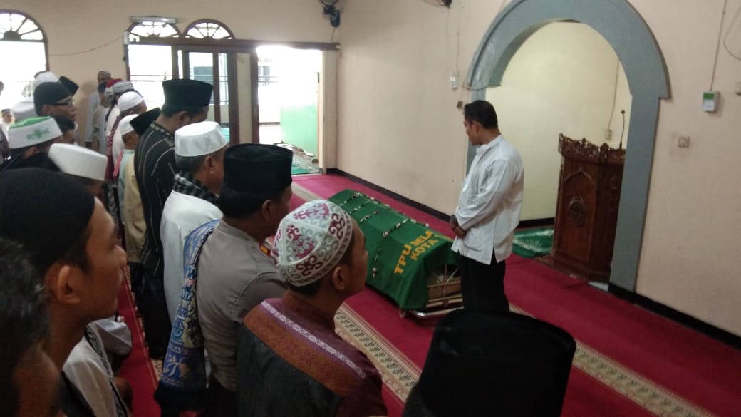 Wakapolsek Batu Ceper AKP MUJIHARJA.SH melaksanakan Sholat Jumat berjamaah dan ikut Sholat Sunnah Jenazah bersama warga