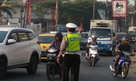 Demi Kelancaran Lalin Unit Lantas Polsek Cipondoh Laksanakan Gatur Lalin Sore di Jalan Kh. Hasyim Asyari Simpang Tiga Gondrong Cipondoh