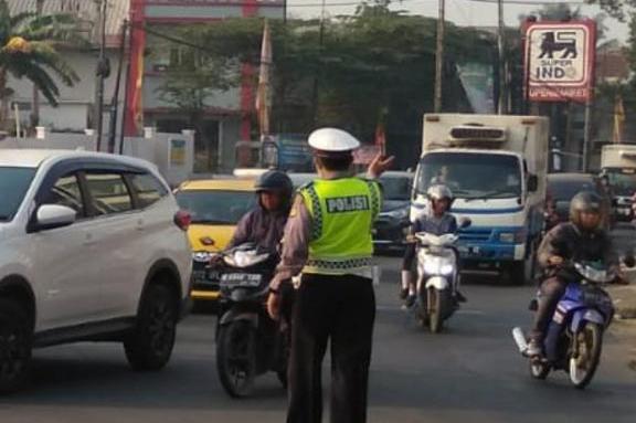 Demi Kelancaran Lalin Unit Lantas Polsek Cipondoh Laksanakan Gatur Lalin Sore di Jalan Kh. Hasyim Asyari Simpang Tiga Gondrong Cipondoh