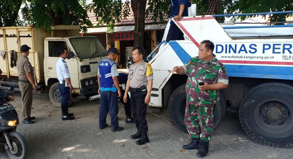 Bhabinkamtibmas Polsek Cipondoh Kel. Cipondoh Indah Aiptu Untung.S dan Tiga Pilar   Laksanakan Penertiban Parkir Liar di Jl. Galaxy Raya Poris Indah Cipondoh