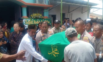 Kapolsek Neglasari melayat di kediaman Johni Indo