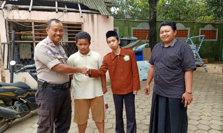 Laksanakan Pelayanan Kepada Warga Bhabinkamtibmas Polsek Cipondoh Kel. Cipondoh, Aiptu Sukarno Menemukan dan Mengantar Santri Pondok Pesantren Ibadurrahman.