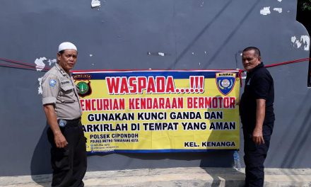 Bhabinkamtibmas Polsek Cipondoh Aiptu Suhandi Melakukan Pemasangan Spanduk “HIMBAUAN KAMTIBMAS PENCURIAN KENDARAAN BERMOTOR” di Kel. Kenanga