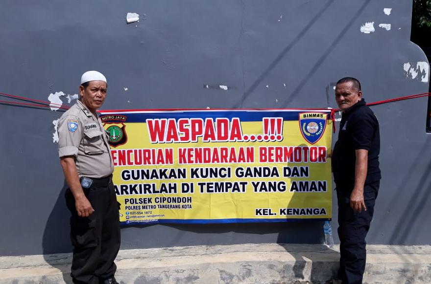 Bhabinkamtibmas Polsek Cipondoh Aiptu Suhandi Melakukan Pemasangan Spanduk “HIMBAUAN KAMTIBMAS PENCURIAN KENDARAAN BERMOTOR” di Kel. Kenanga