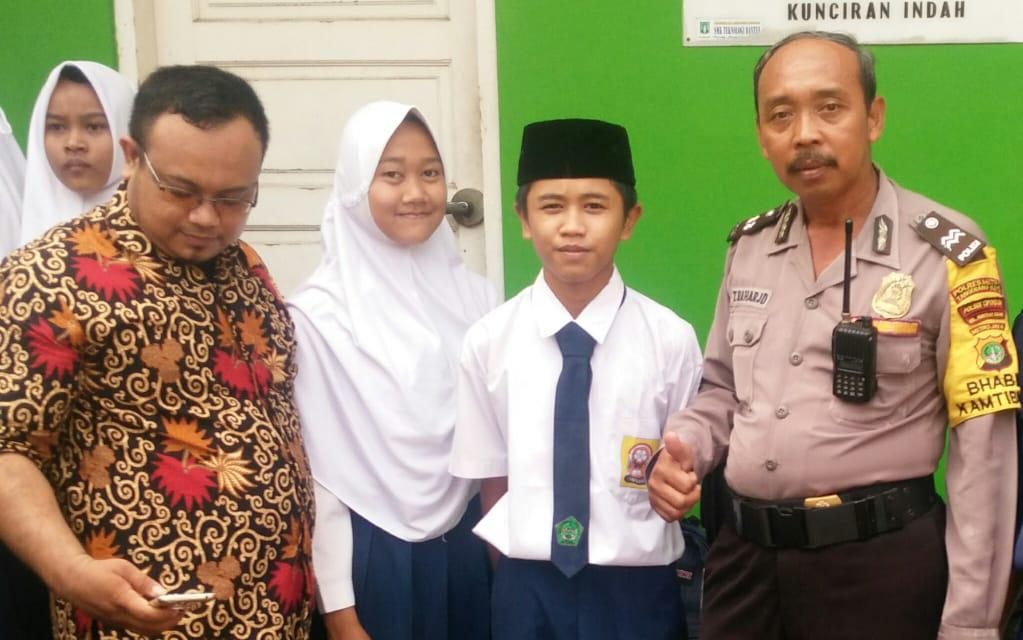 Cegah Tawuran dan Kenakalan Remaja Bhabinkamtibmas Polsek Cipondoh Kel. Kunciran Indah Aiptu T.Raharjo Kunjung Sekolah SMP Yapida