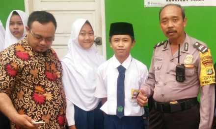 Cegah Tawuran dan Kenakalan Remaja Bhabinkamtibmas Polsek Cipondoh Kel. Kunciran Indah Aiptu T.Raharjo Kunjung Sekolah SMP Yapida