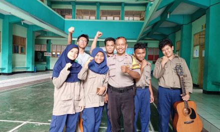 Berinteraksi Dengan Pelajar, Bhabinkamtibmas Aiptu Sukarno Laksanakan Sambang Polkiss ke Sekolah SMK Muhammadiyah 1