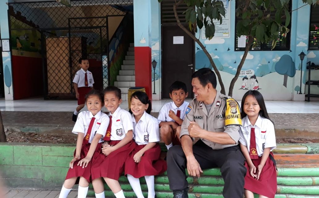 Polisi Sambang Sekolah-sekolah ( Polkiss ), Aiptu Suhandi Sambangi Sekolah SDN Kenanga 03 di RT.03/01 Kel. Kenanga Kec.Cipondoh Kota Tangerang.