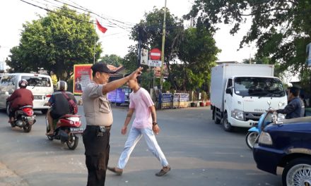 Demi kelancaran Lalu lintas, Bhabinkamtibmas  Polsek Cipondoh Aiptu Suhandi Laksanakan Gatur Lalin Sore Hari di Simpang Depan Mapolsek Cipondoh