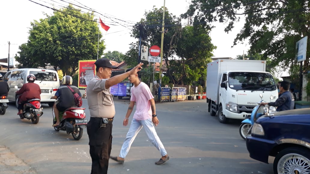 Demi kelancaran Lalu lintas, Bhabinkamtibmas  Polsek Cipondoh Aiptu Suhandi Laksanakan Gatur Lalin Sore Hari di Simpang Depan Mapolsek Cipondoh